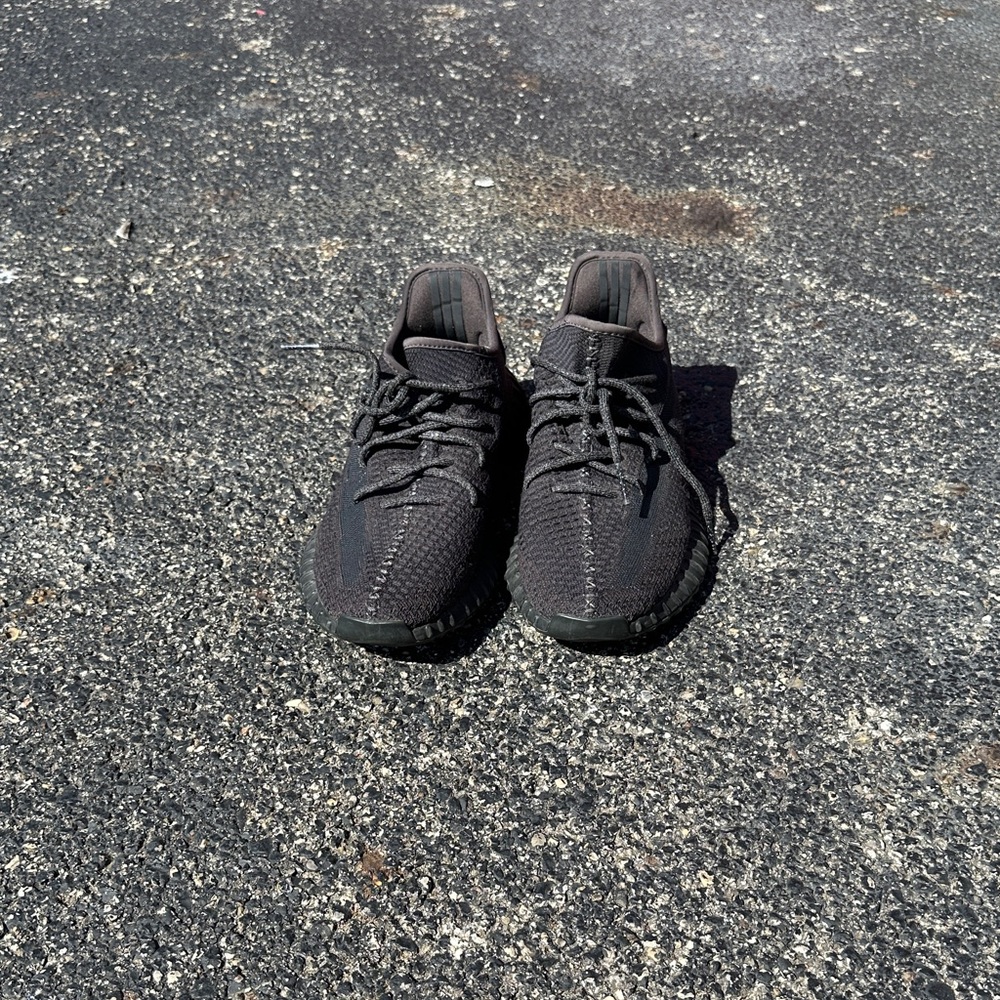 Black YEEZY V2- Static - Picture 5 of 6